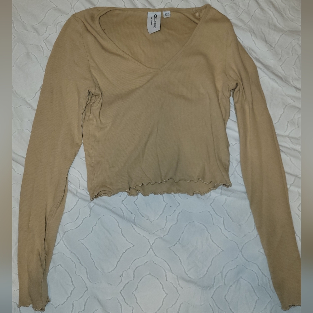 Cute crop top with long sleeves